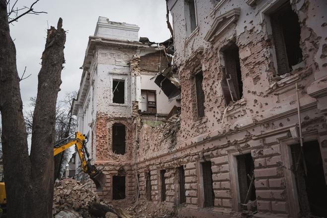Зруйнований корпус СумДУ 13 квітня