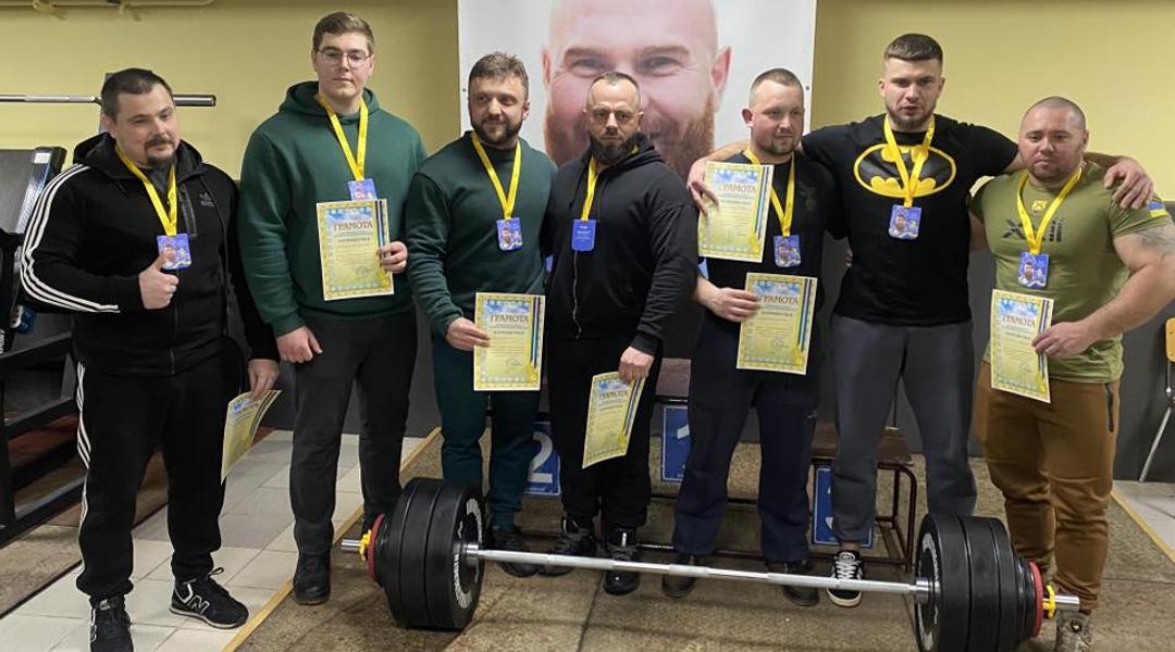 chempionat z zhymu lezhachy sumy Учасники чемпіонату з жиму штанги