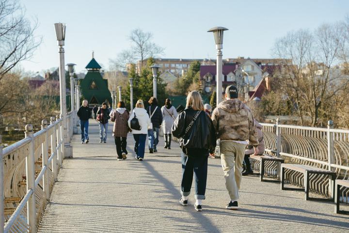 Сум'яни гуляють мостом біля Здибанки