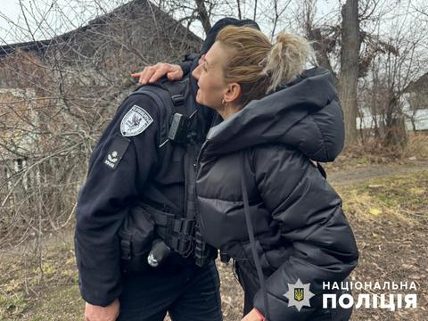 Національна поліція евакуює тварин.