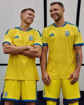 Футболісти в новій формі збірної