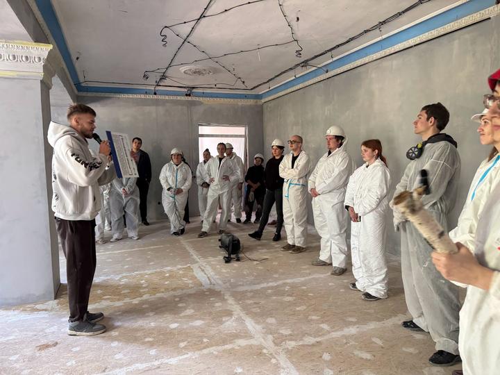 Молоді волонтери на відновленні простору в Хухрі