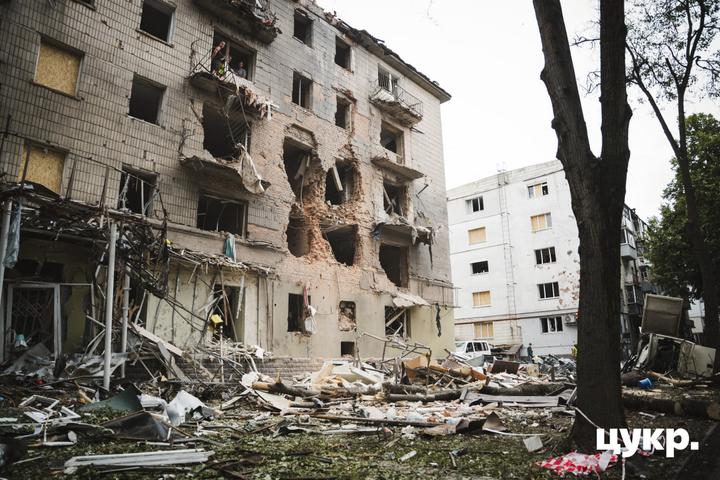 Пошкоджений будинок в Сумах від удару КАБом напочатку липня