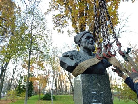 Демонтаж пам'ятника Ковпаку в Сумах