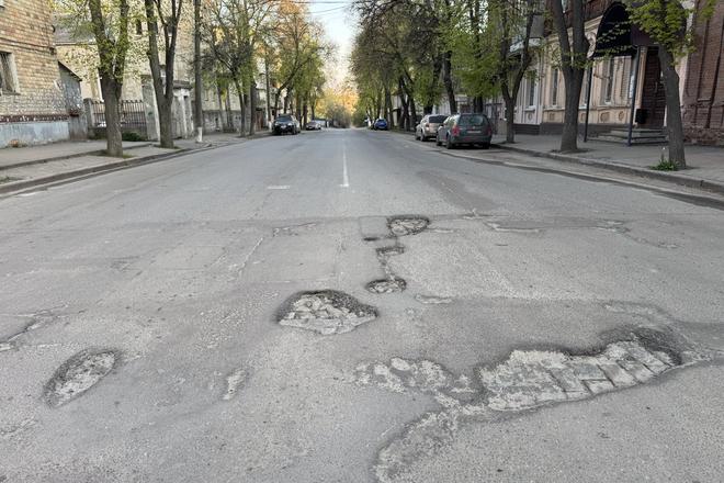 Бруківка під асфальтом у Сумах