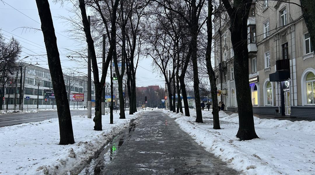 Ожеледиця на тротуарі в Сумах