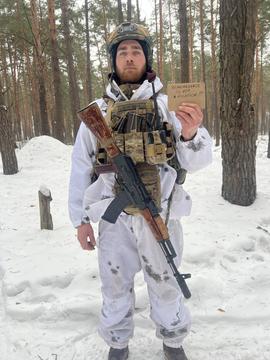 Прикордонник зі сталевого кордону з написом на аркуші в руках пам'ять не порушення
