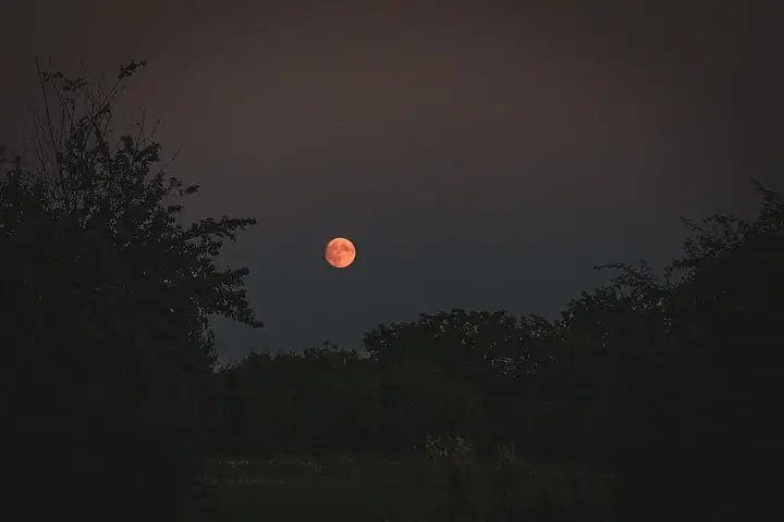 червоний місяць в Куземині