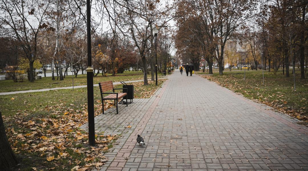нові лавки в сквері Михайла Лушпи в Сумах