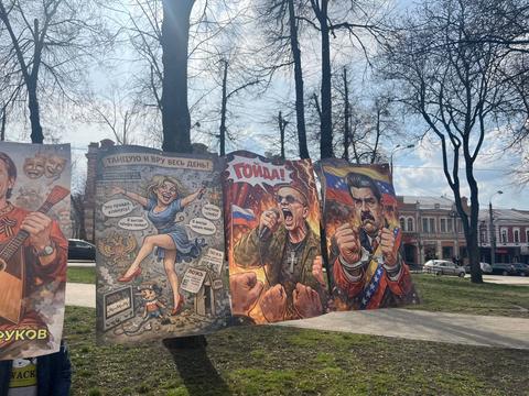 Російські пропагандисти на плакатах у Сумах
