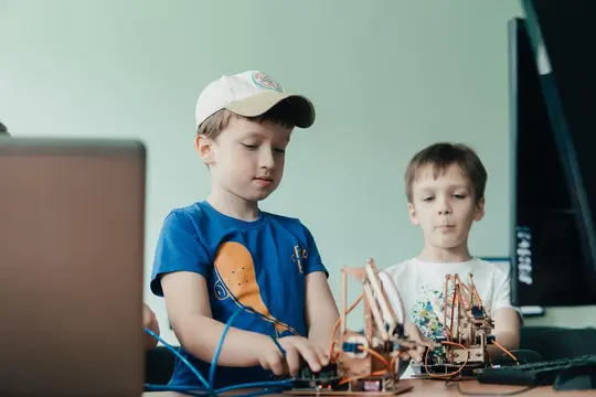 dity zaymayut sya v navchal nomu tsentri E School Діти займаються в навчальному центрі в Сумах