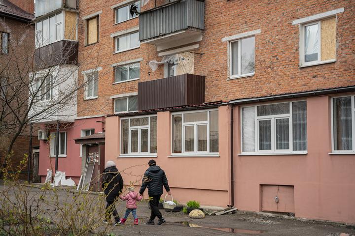 Мешканці пошкодженого будинку йдуть святити паски з онучкою