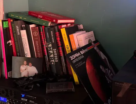Книжки в барі Соборна 33 в Сумах