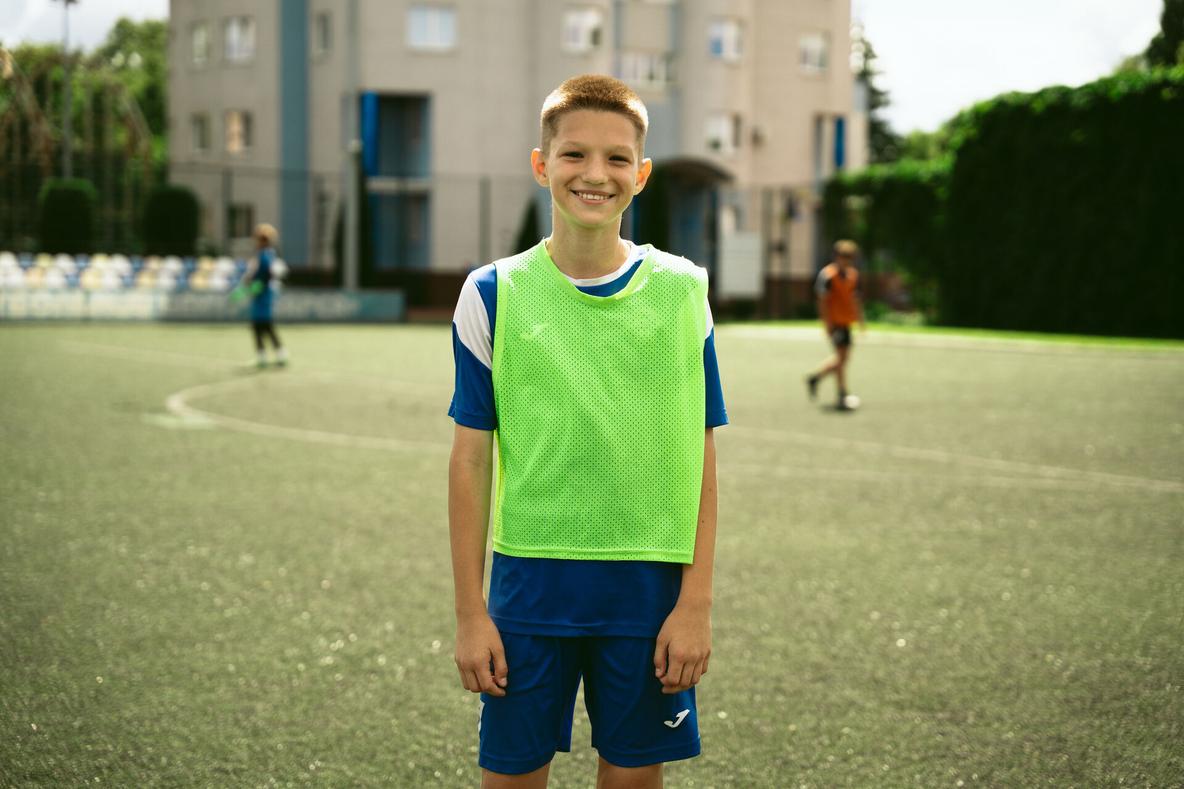 Підліток у футбольній формі