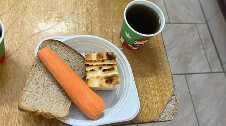 Обід учнів школи у Чернівцях.