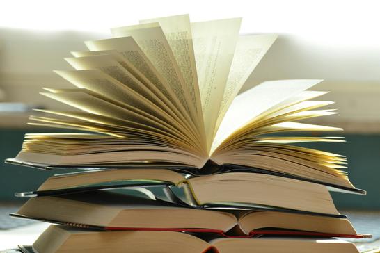 Книги на столі