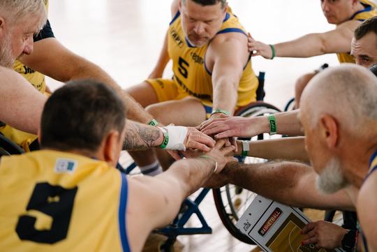 veterany na kolisnykh krislakh hraiut u basketbol hart 2026 2