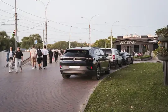 Машини на тротуарі біля Вечери