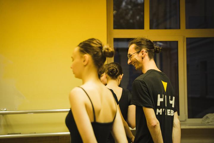 Павло Корж жартує з танцівницями між вправами