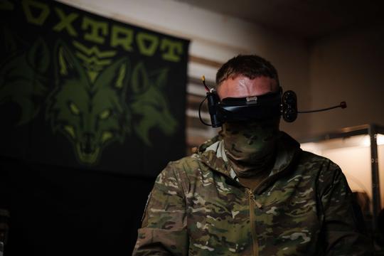 Керування FPV-дроном бійцем 80 бригади