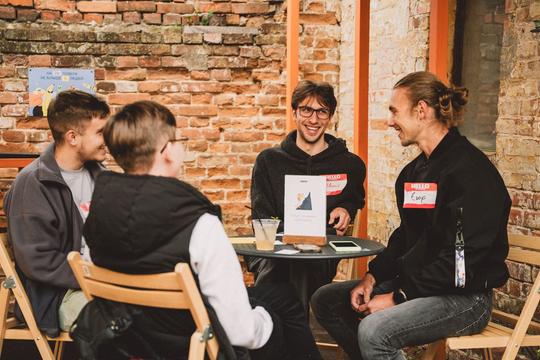 khloptsі z klubu tsukru hovoryatʹ u dvorykuye Хлопці з Клубу Цукру говорять у Дворику