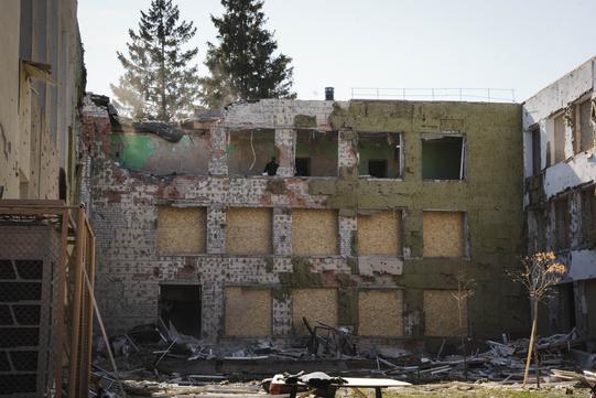 Триповерховий корпус школи з затуленими осб-плитами вікнами