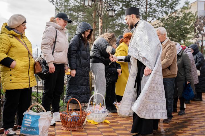 Священник кропить великодні кошики