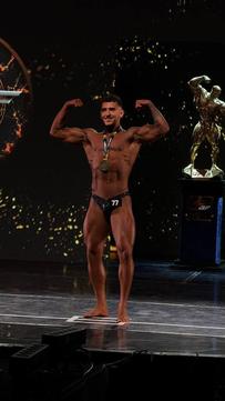 Спортсмен із Сумщини позує на чемпіонаті з бодибілдингу
