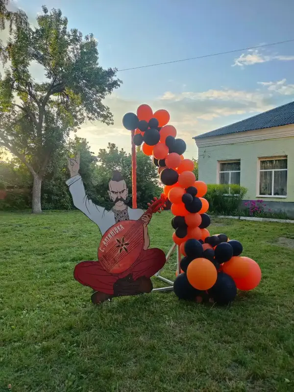 фотозона біля будинку культури в Алтинівці на фестивалі рок на селі