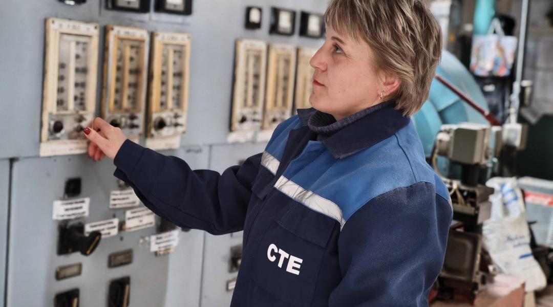 zhinka pratsiuie v sumyteploenerho Жінка працює в Сумитеплоенерго
