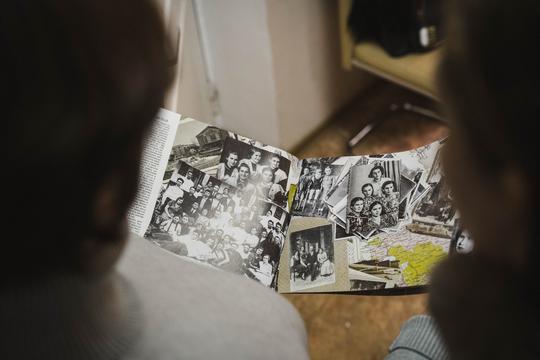 Директорка Єлизавета Шерстюк гортає альбом родинних спогадів