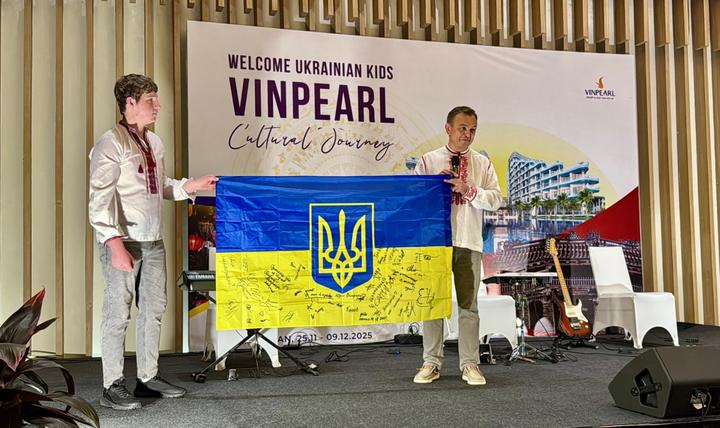 Українська делегація та підліток із Сумщини під час подорожі до В'єтнаму