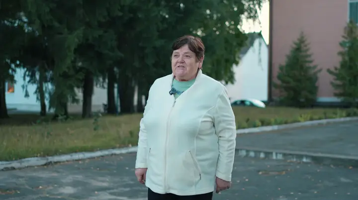 Жінка розказує про діжу
