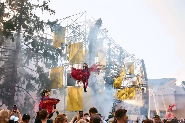 Сцена з перформерами на фестивалі Вирій