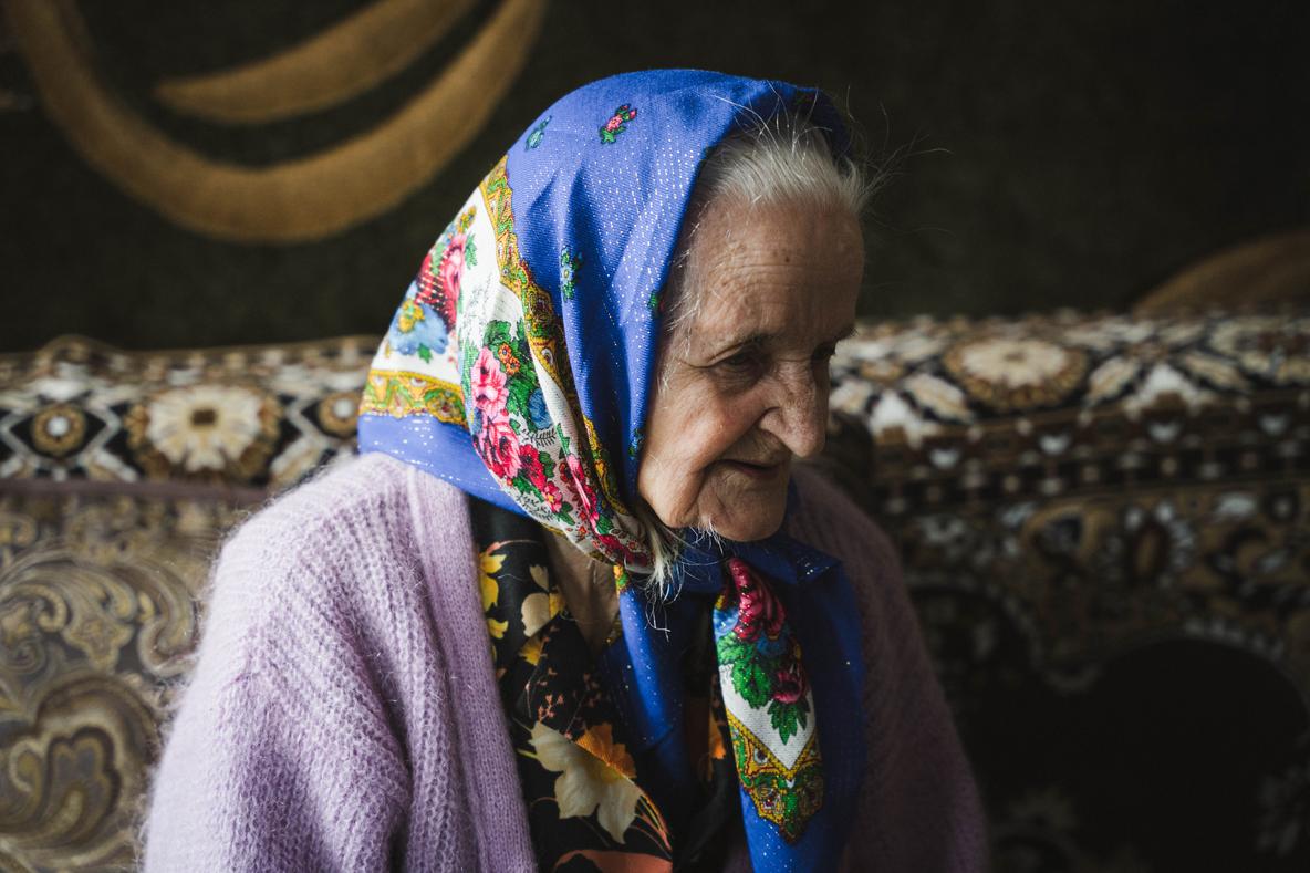 Марія Покотій засмучено розказує про брала якого забрали в Німеччину