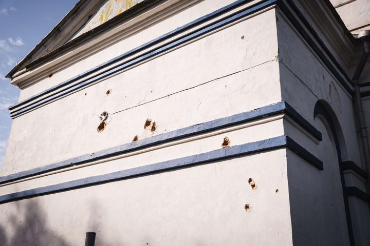 Сліди від уламків КАБу на стіні Петропавлівського храму