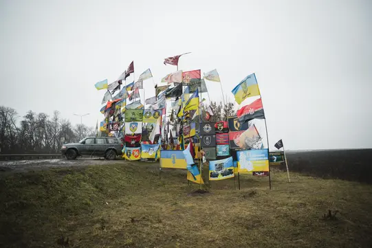 Стела на в'їзді до міста прикрашена прапорами.