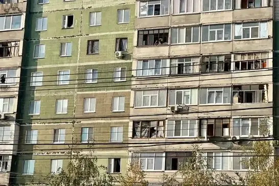 vybiti vikna vnaslidok rosiysʹkoho obstrilu v sumakh Вибиті вікна внаслідок російського обстрілу в Сумах