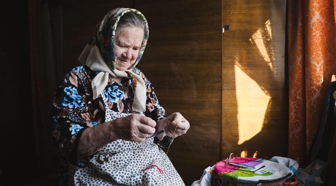 Бабуся вишиває на Сумщині