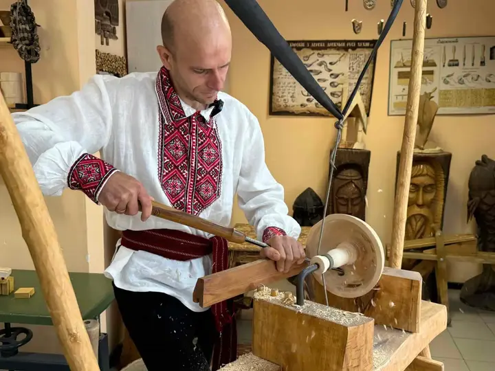 Сергій працює на верстаті часів Київської Русі