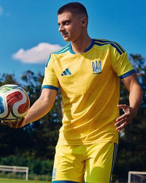 Футболіст у новій формі збірної України