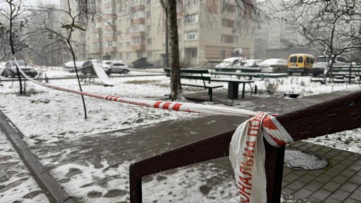 Лавки поблизу будинку в Сумах, де сталася стрілянина