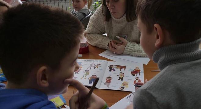 Юля волонтерить із дітьми й розфарбовує картинки.