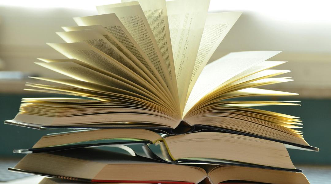 Книги на столі