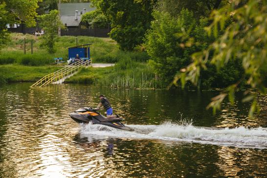 Водій їздить на гідроциклі на річці Псел