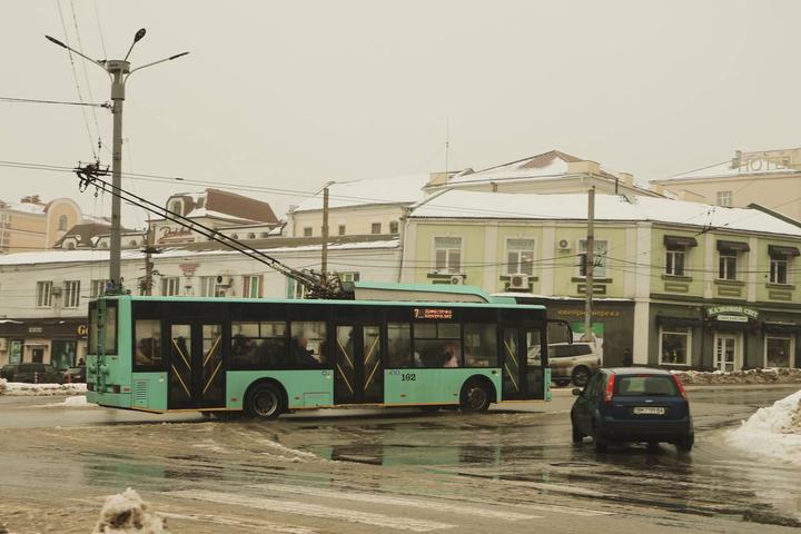 Міський тролейбус під час руху середмістям