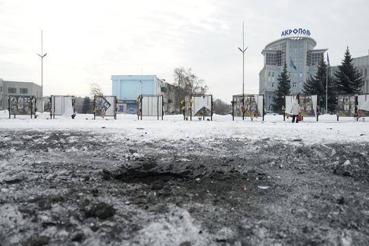 Вирва від удару на Алеї пам'яті в Сумах 