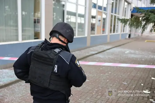 Працівник поліції дивиться на наслідки атаки на вокзал в Сумах