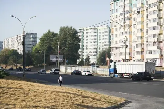 Багатоповерхівки на проспекті Лушпи нагадують абстрактні фігури з картини.