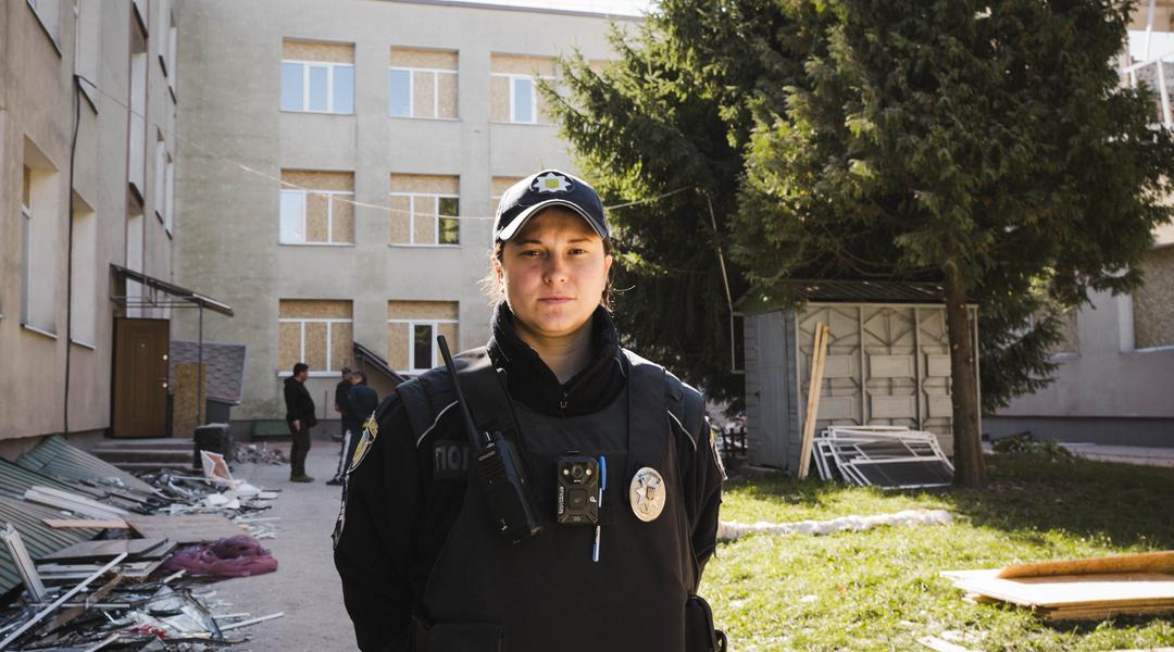 «Я допомагаю школі бути готовою до можливих загроз». Офіцерка безпеки — про перші хвилини після влучання КАБу по школі в Сумах